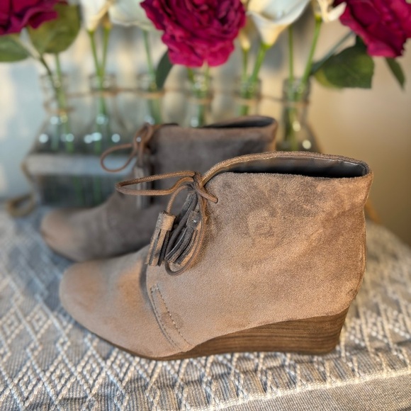 Dr. Scholl’s Dakota Wedge Lace up Ankle Booties. Size 6. Tan, 2” heel. - Picture 1 of 10